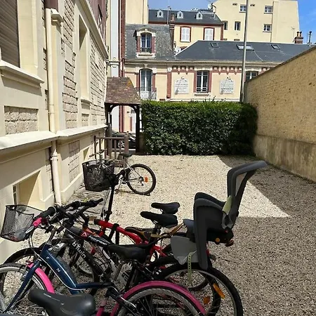 Magnifique 3 Etoiles, 2 Salles De Bain, 2 A Coucher, Plage, Hyper Centre, Entierement Renove Lägenhet Cabourg