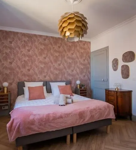 Magnifique 3 Etoiles, 2 Salles De Bain, 2 A Coucher, Plage, Hyper Centre, Entierement Renove *