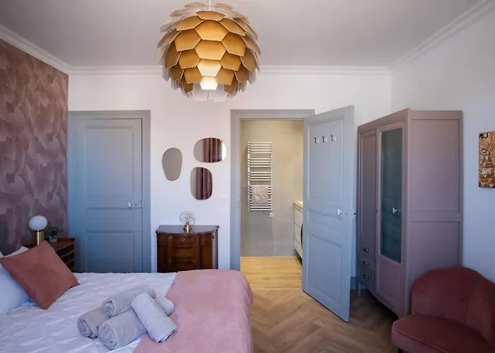 Magnifique 3 Etoiles, 2 Salles De Bain, 2 A Coucher, Plage, Hyper Centre, Entierement Renove Apartament