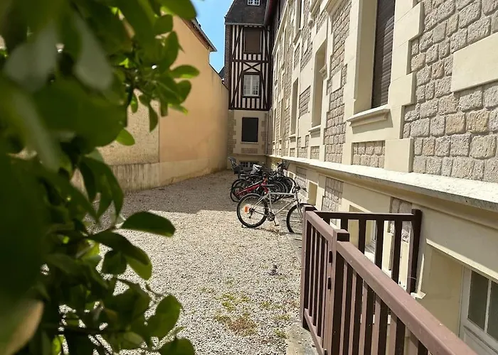 Magnifique 3 Etoiles, 2 Salles De Bain, 2 A Coucher, Plage, Hyper Centre, Entierement Renove *