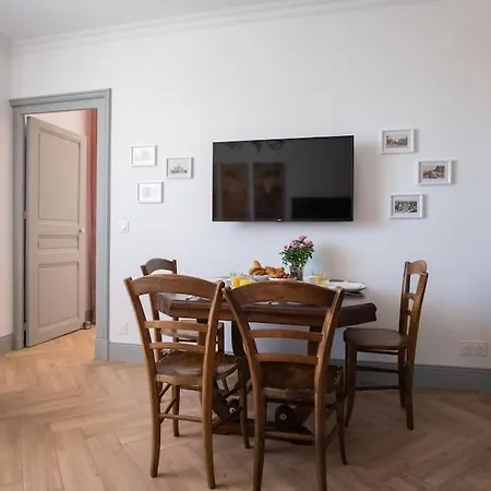 Appartement Magnifique 3 étoiles, 2 Salles De Bain, 2 à Coucher, Plage, Hyper Centre, Entièrement Rénové *
