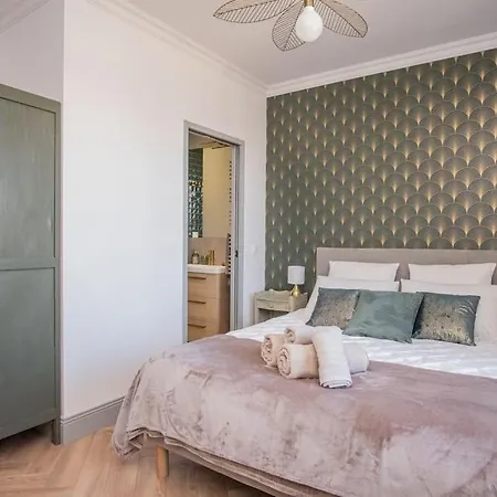 Magnifique 3 étoiles, 2 Salles De Bain, 2 à Coucher, Plage, Hyper Centre, Entièrement Rénové Appartement *
