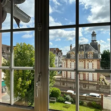 Magnifique 3 Etoiles, 2 Salles De Bain, 2 A Coucher, Plage, Hyper Centre, Entierement Renove *