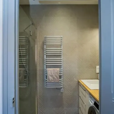 Magnifique 3 Etoiles, 2 Salles De Bain, 2 A Coucher, Plage, Hyper Centre, Entierement Renove *