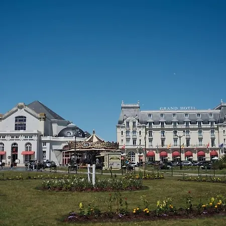 Magnifique 3 étoiles, 2 Salles De Bain, 2 à Coucher, Plage, Hyper Centre, Entièrement Rénové Cabourg
