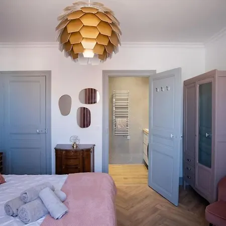 Magnifique 3 étoiles, 2 Salles De Bain, 2 à Coucher, Plage, Hyper Centre, Entièrement Rénové Appartement