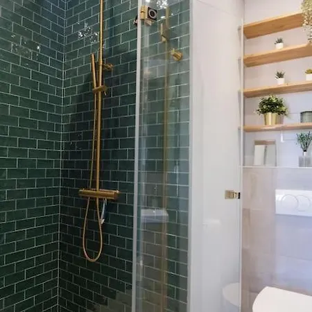 Appartement Magnifique 3 étoiles, 2 Salles De Bain, 2 à Coucher, Plage, Hyper Centre, Entièrement Rénové *