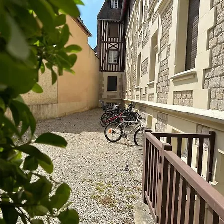 Magnifique 3 Etoiles, 2 Salles De Bain, 2 A Coucher, Plage, Hyper Centre, Entierement Renove *