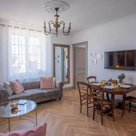 Magnifique 3 Etoiles, 2 Salles De Bain, 2 A Coucher, Plage, Hyper Centre, Entierement Renove *